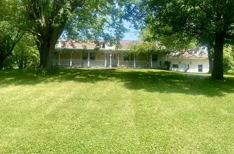 1352 Howe St, Valparaiso, IN 46385