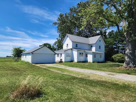 8069 W 1400, Remington, IN 47977