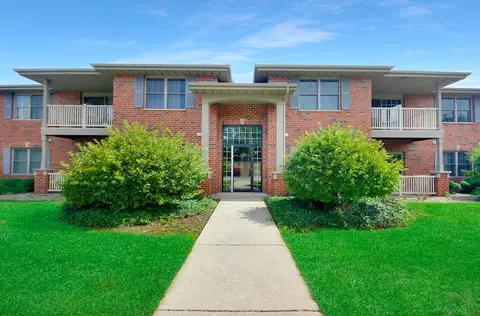 531 Cambridge Ct #1B, Munster, IN 46321 photo 1