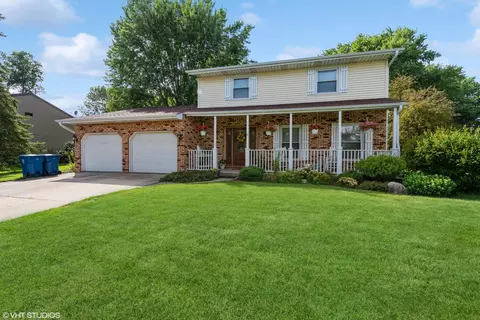 1203 Meadow Glen Dr, Valparaiso, IN 46383