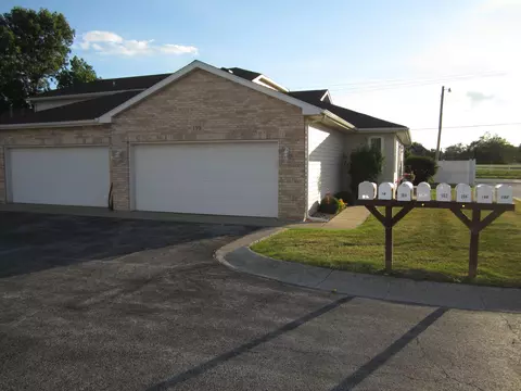 198 Mallard Pointe Dr, Valparaiso, IN 46385
