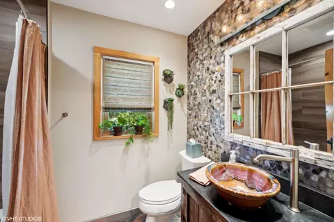 Bath - 7524 Oak Ave, Gary, IN 46403 photo 1 of 3
