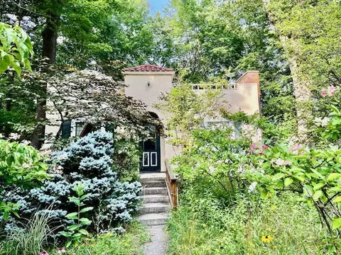 211 Pearson Ave, Beverly Shores, IN 46301