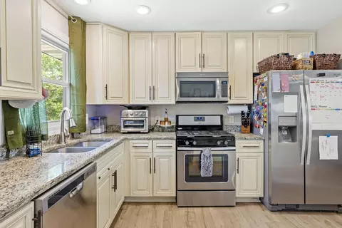 Kitchen - 533 Northgate Dr, Dyer, IN 46311 photo 2 of 4