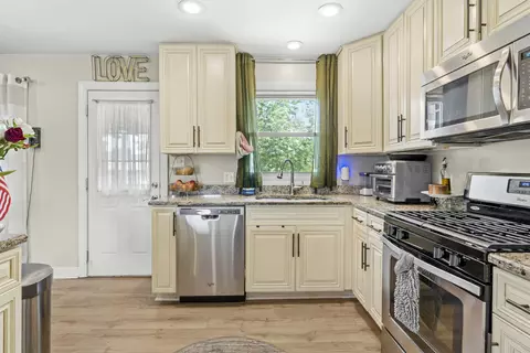 Kitchen - 533 Northgate Dr, Dyer, IN 46311 photo 3 of 4