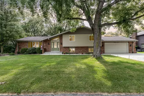 9841 Hickory Ln, Saint John, IN 46373