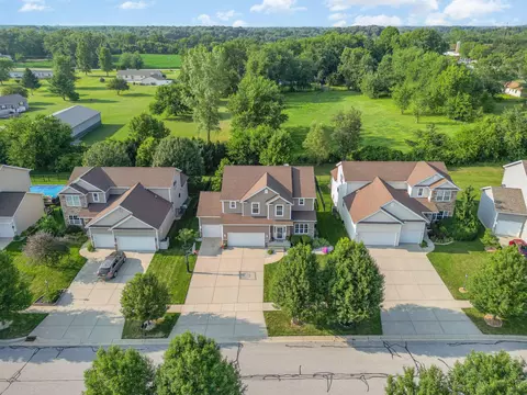 19 Mark Twain Dr, Valparaiso, IN 46385