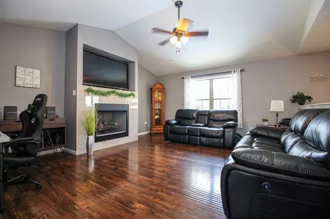 614 19th St, De Motte, IN 46310 photo 4