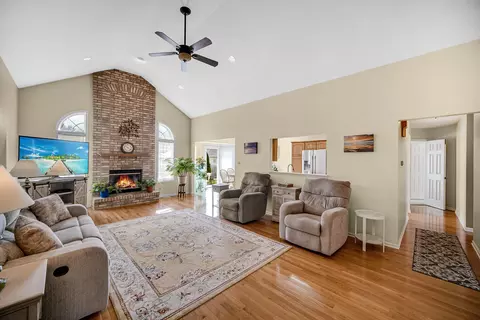 Living - 949 Robin Ct, Dyer, IN 46311 photo 1 of 2