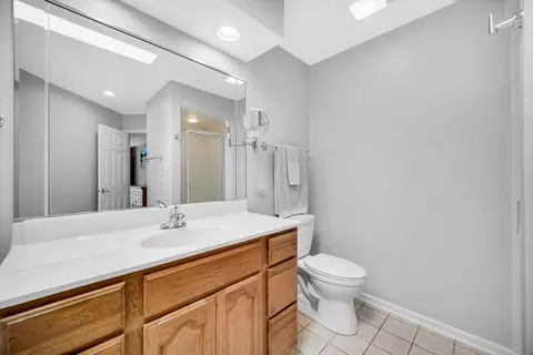 Bath - 949 Robin Ct, Dyer, IN 46311 photo 2 of 4