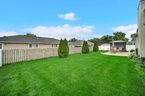 Exterior - 949 Robin Ct, Dyer, IN 46311 photo 4 of 7