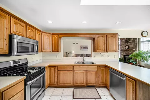 Kitchen - 949 Robin Ct, Dyer, IN 46311 photo 2 of 5
