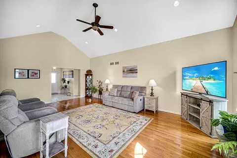 Living - 949 Robin Ct, Dyer, IN 46311 photo 2 of 2