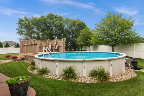 Exterior - 260 Crestview Ln, Dyer, IN 46311 photo 6 of 9