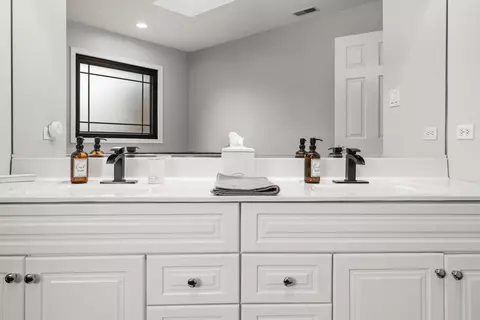 Bath - 3128 Hoffman Ct, Dyer, IN 46311 photo 2 of 8