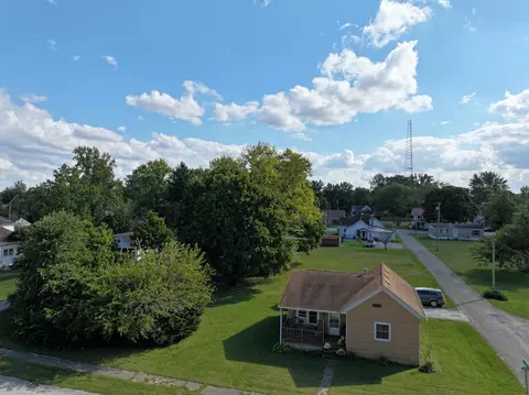 201 E Pearl St, Medaryville, IN 47957