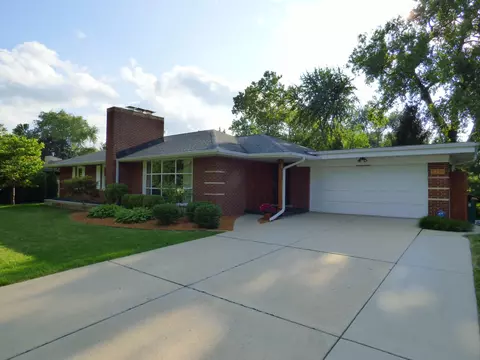 8334 Hawthorne Dr, Munster, IN 46321