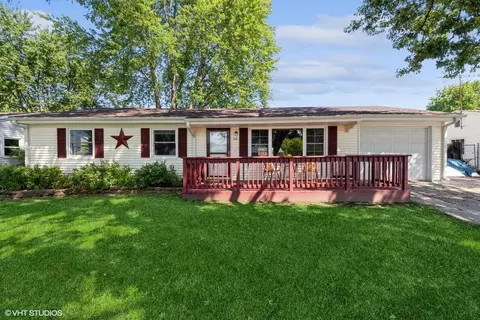 719 Fox River Rd, Valparaiso, IN 46385