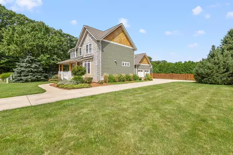 49 Keeneland Dr, Valparaiso, IN 46385