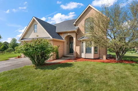 140 Kensington Dr, Valparaiso, IN 46385
