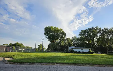 855 W 70th Pl, Merrillville, IN 46410