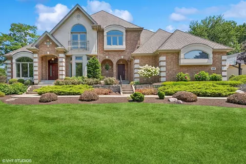 2406 Old Oak Dr, Valparaiso, IN 46385