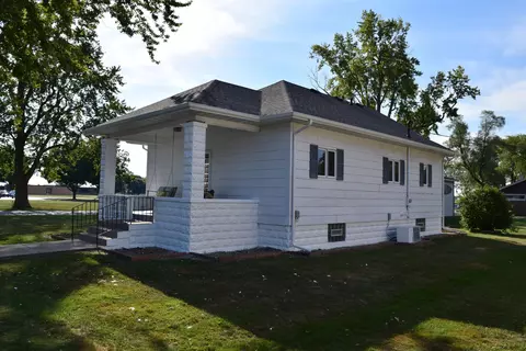 208 E Third St, Wanatah, IN 46390 photo 3