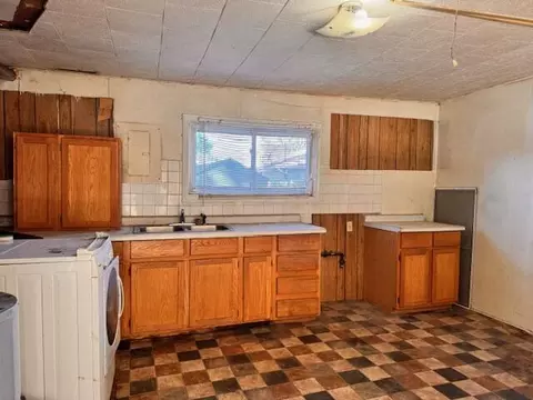 715 E Lake St, Griffith, IN 46319 photo 3
