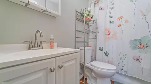 Bath - 4723-4725 Johnson Ave, Hammond, IN 46327 photo 2 of 2