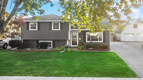 804 Oday Dr, Griffith, IN 46319 photo 2