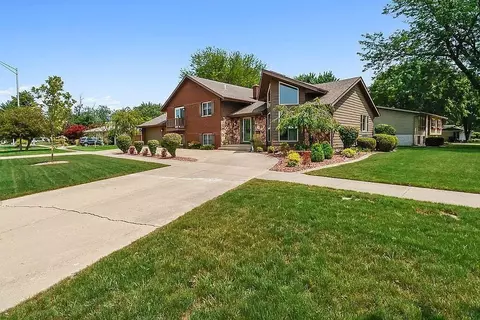 1001 Azalea Dr, Munster, IN 46321