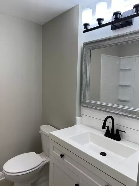 Bath - 409 N Elmer St, Griffith, IN 46319 photo 2 of 6