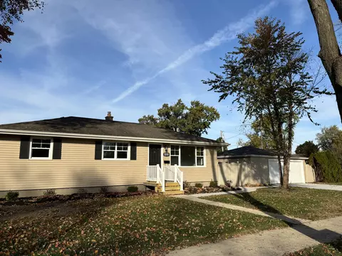 9246 Highland Pl, Highland, IN 46322