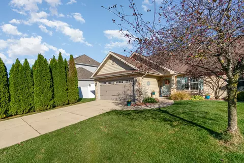 2818 Westwind Dr, Valparaiso, IN 46385