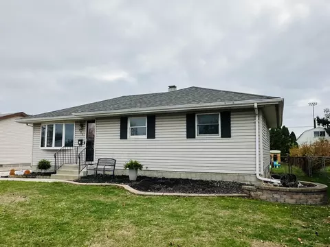 Exterior - 921 W Pine Pl, Griffith, IN 46319 photo 1 of 5