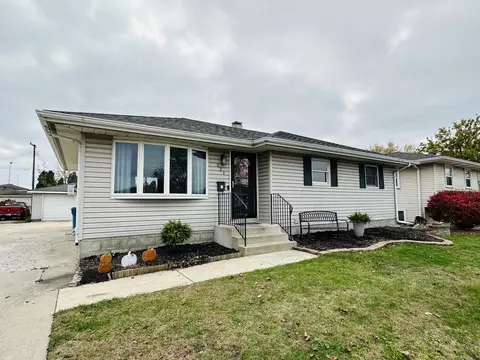Exterior - 921 W Pine Pl, Griffith, IN 46319 photo 4 of 5