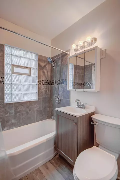 Bath - 926 173rd St, Hammond, IN 46324 photo 1 of 3