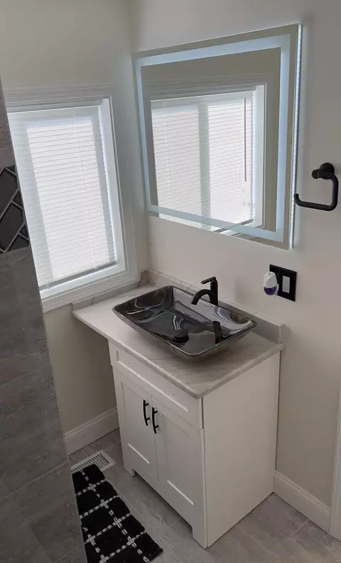 Bath - 579 Tennessee St, Gary, IN 46402 photo 2 of 3