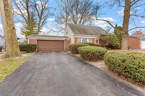 706 Fox River Rd, Valparaiso, IN 46385