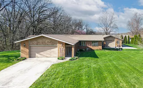421 Southfield Ln, Valparaiso, IN 46385