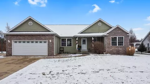 302 Pepper Creek Dr, Valparaiso, IN 46385