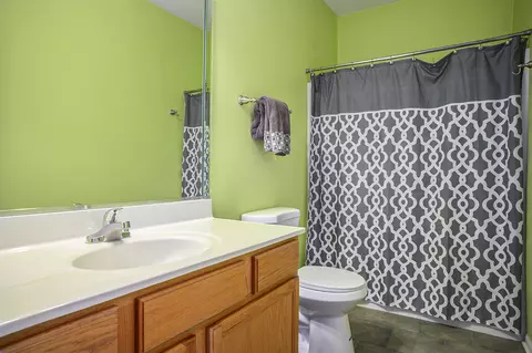 Bath - 8011 Knickerbocker Pl, Dyer, IN 46311 photo 2 of 2