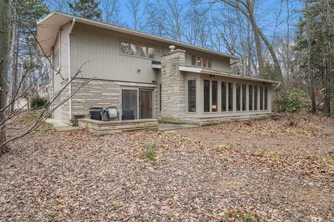 4 W Atwater Ave, Beverly Shores, IN 46301