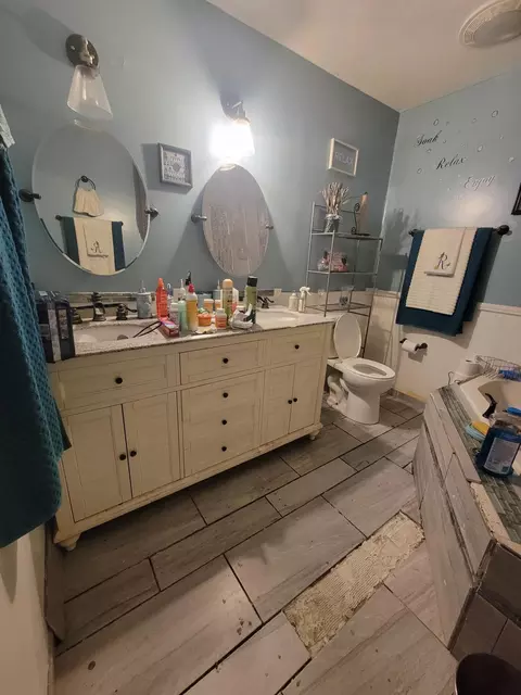 Bath - 2485 Jennings St, Gary, IN 46404 photo 2 of 3