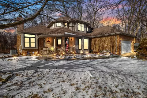 574 Kensington Ct, Valparaiso, IN 46385