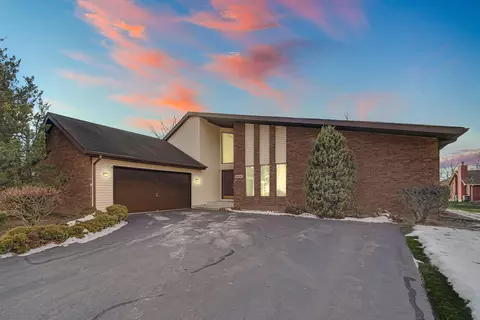 8532 Fairway Dr, Saint John, IN 46373