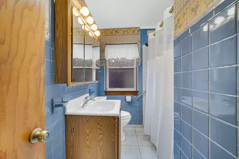 Bath - 2138 Stanton Ave, Whiting, IN 46394 photo 1 of 2