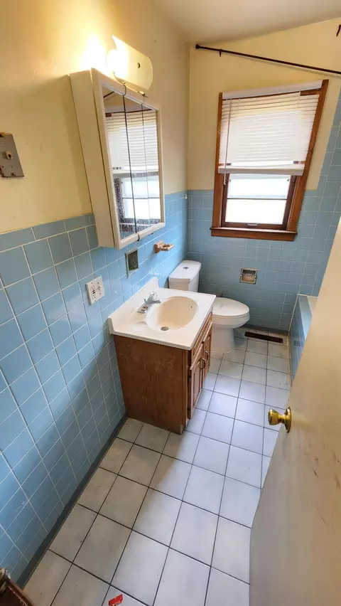 Bath - 1729 Arthur St, Gary, IN 46404 photo 1 of 3