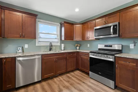 Kitchen - 11281 Waters Edge Dr, Wheatfield, IN 46392 photo 5 of 9