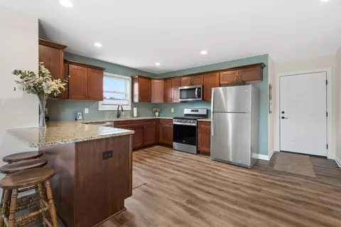 Kitchen - 11281 Waters Edge Dr, Wheatfield, IN 46392 photo 4 of 9